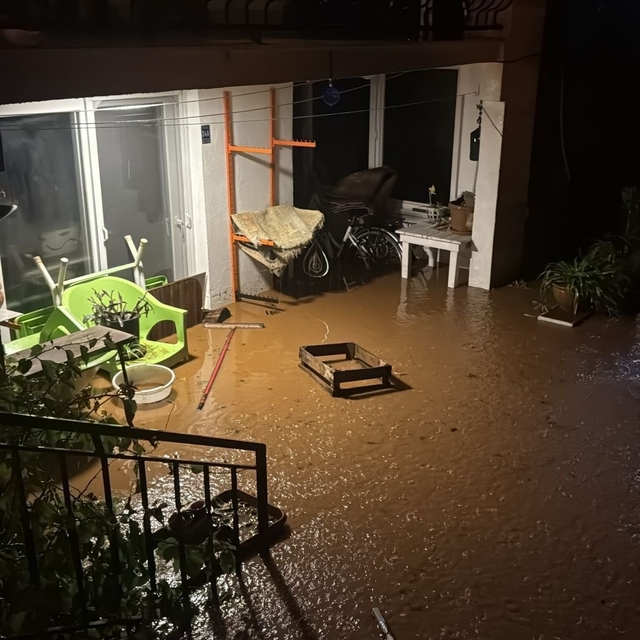 Marmaris merkezde fırtına, kırsal bölgelerde sağanak yaşamı olumsuz etkiled...