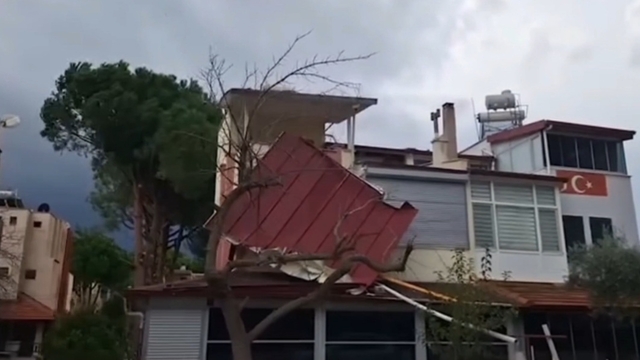 Kuşadası'nda fırtına ve sağanak: Evlerin çatıları uçtu, araçlar yollarda mahsur kaldı