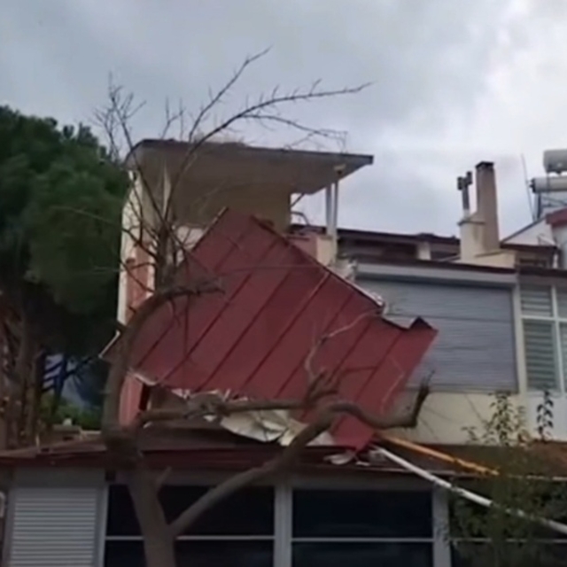 Kuşadası'nda fırtına ve sağanak: Evlerin çatıları uçtu, araçlar yollarda ma...