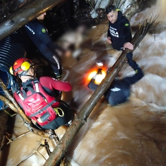 Sele kapılan otomobil sürücü, 3 saatlik çalışmanın sonunda ölü olarak bulun...