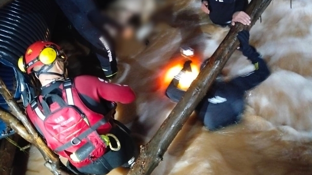 Sele kapılan otomobil sürücü, 3 saatlik çalışmanın sonunda ölü olarak bulundu
Aracının 100 metre aşağısında bulundu