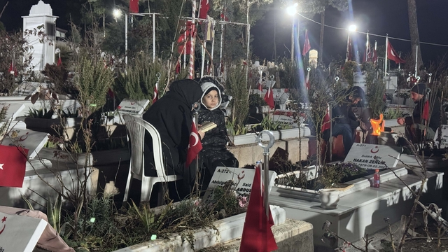 Kahramanmaraş'ta depremlerin üçüncü yılında mezarlık ziyaretleri geceden başladı