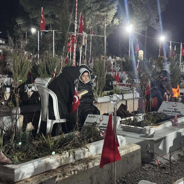 Kahramanmaraş'ta depremlerin üçüncü yılında mezarlık ziyaretleri geceden ba...