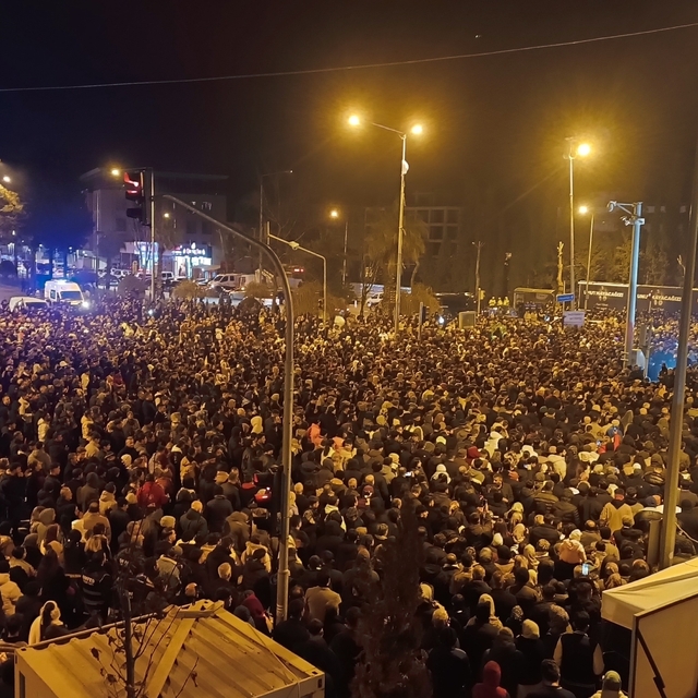 Adıyaman'da binlerce kişi deprem şehitlerini andı
Bakan Ali Yerlikaya ve bi...