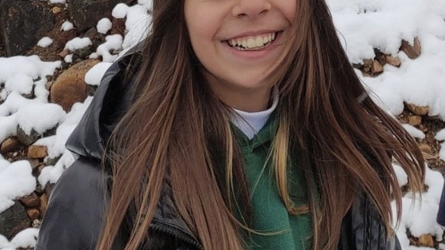 Depremde tüm ailesini kaybeden baba, 04.17'de mezar başında gözyaşlarına boğuldu
Acılı baba Fatih Kara:
"Ben 4 çocuk babasıydım. Bayram geldiğinde 'baba harçlık ver' diyen bir evladım kalmadı. 13 yaşındaki kızım hala kayıp bulunamadı"