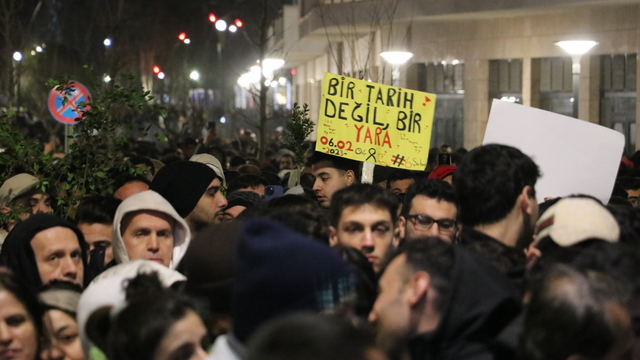 Hatay'da depremlerde yaşamını yitirenler "sessiz yürüyüş"le anıldı