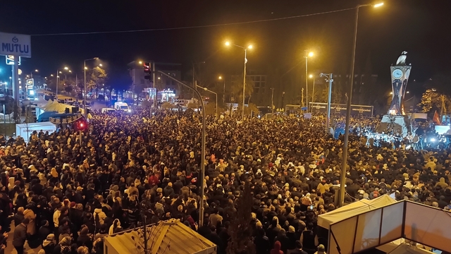 Adıyaman'da binlerce kişi deprem şehitlerini andı
Bakan Ali Yerlikaya ve binlerce kişi deprem şehitleri için yürüdü