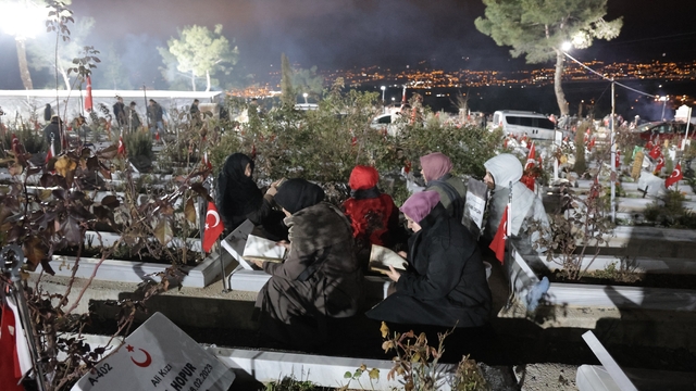 Kahramanmaraş'ta 6 Şubat'ın üçüncü yılında acılar hala taze
Sessizliğin hakim olduğu mezarlıkta, sabaha kadar kabir başlarında Kur'an okunup dualar edildi