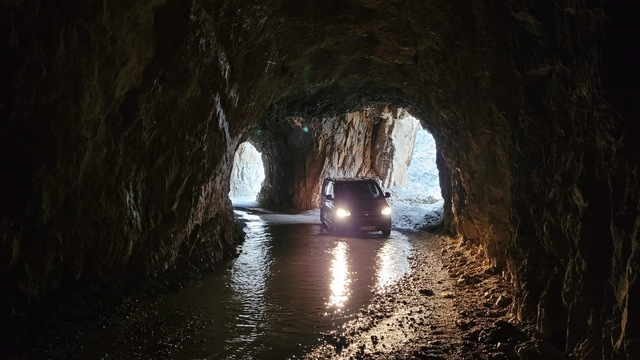 Kemaliye'de Taş Yolu'nda kar suları tünelleri bastı