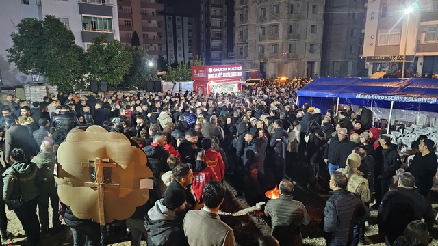 Adana'da anma etkinliği 96 kişinin hayatını kaybettiği bina alanında yapıldı