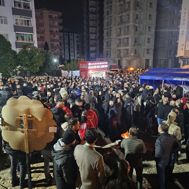 Adana'da anma etkinliği 96 kişinin hayatını kaybettiği bina alanında yapıld...