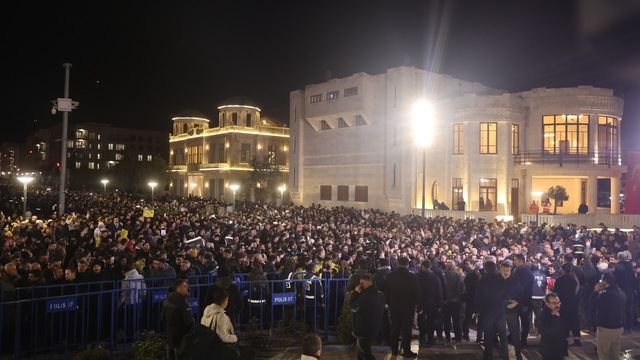 Asrın felaketinin 3'ünci yıl dönümünde Hatay'da binlerce kişi sessiz yürüyüş gerçekleştirdi