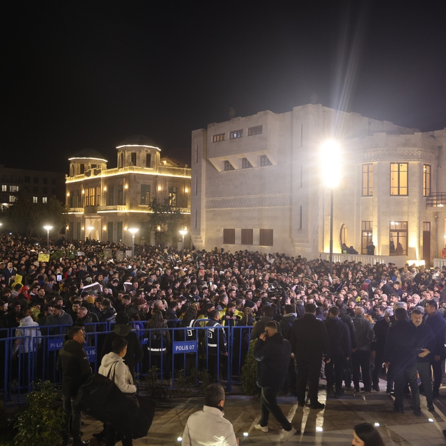 Asrın felaketinin 3'ünci yıl dönümünde Hatay'da binlerce kişi sessiz yürüyü...