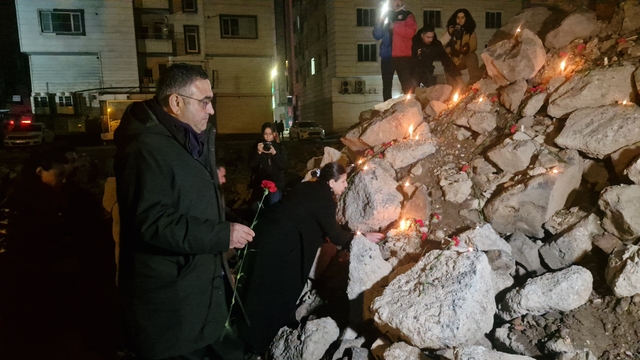 Diyarbakır'da depremde yaşamını yitirenler anıldı