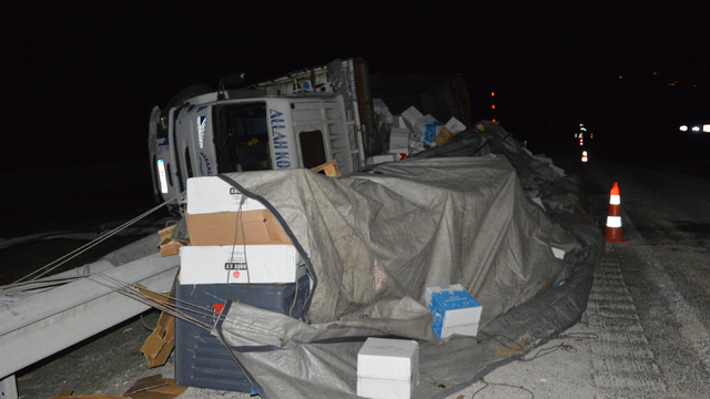 Samsun'da tır ile kamyonun çarpışması sonucu dökülen malzemeler yolu trafiğe kapattı