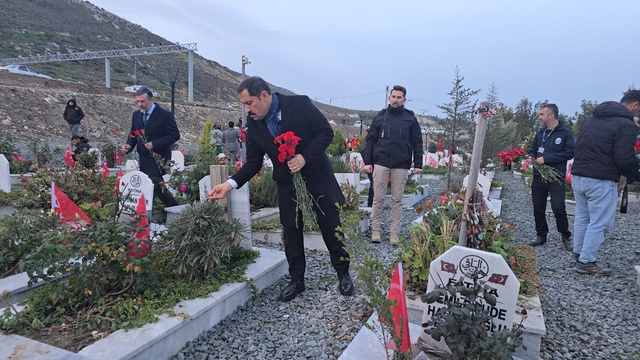 Hatay'da depremde hayatını kaybedenler, mezarları başında anıldı
