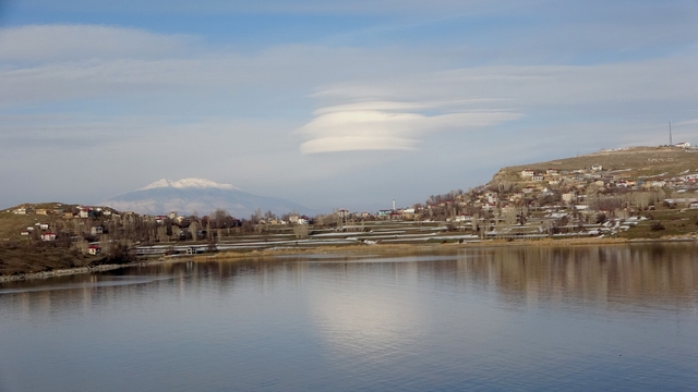 Süphan Dağı üzerinde oluşan mercek bulutu görenleri hayran bıraktı