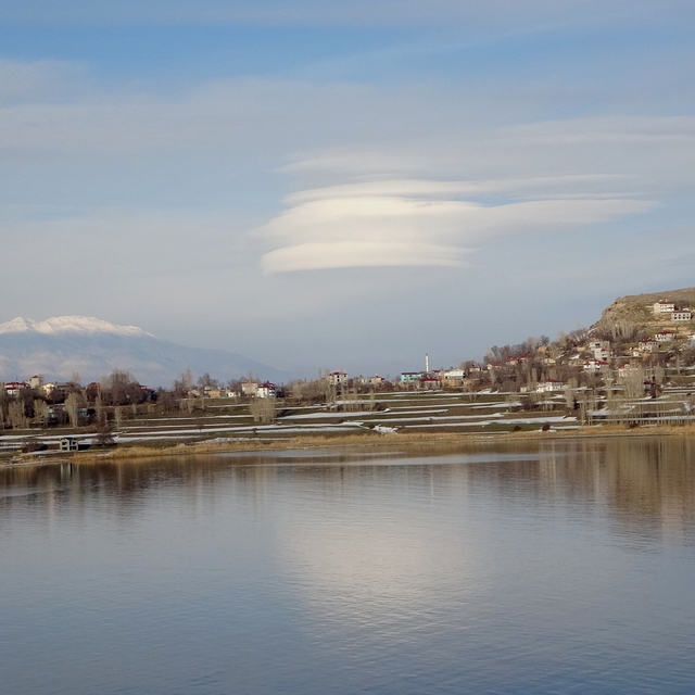 Süphan Dağı üzerinde oluşan mercek bulutu görenleri hayran bıraktı