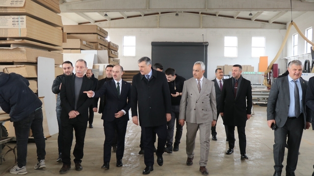 Vali Çiftçi'den Oltu çıkarması