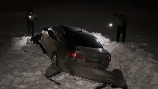 Yüksekova'da otomobil 30 metre savrularak kar yığınına saplandı: 3 yaralı