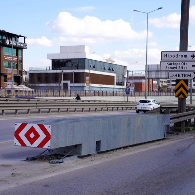 D-100'deki riskli kavşaklara "çarpışma yastığı" önlemi