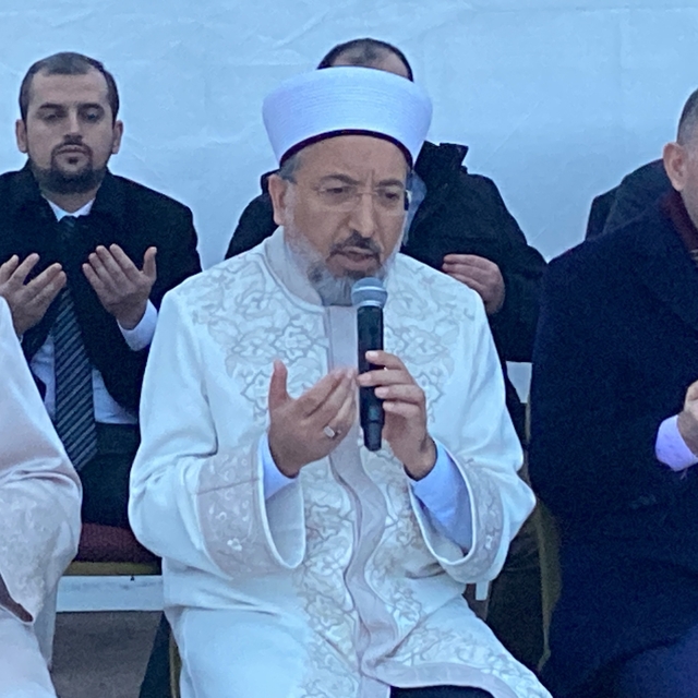 Diyanet İşleri Başkanı Arpaguş, depremde yaşamını yitirenler için dua etti
