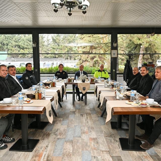 Eskişehir Emniyet Müdürü Tolga Yılmaz emekli personelle bir araya geldi