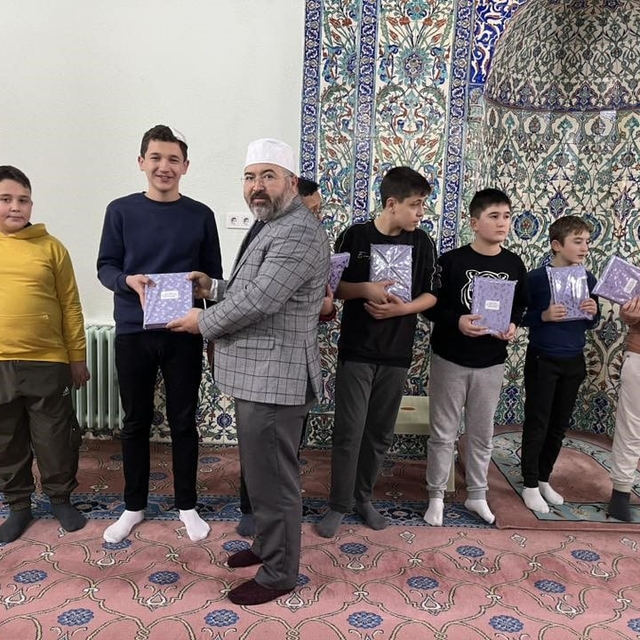 Hisarcık'ta camilerde müezzinlik yapan öğrenciler ödüllendirildi