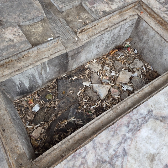 Eskişehir'de tarihi çeşmeye "Çöp" darbesi: Muhtar çareyi yazı asmakta buldu...