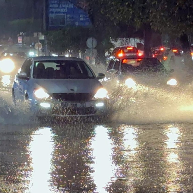 Antalya'da sağanak hayatı olumsuz etkiledi
