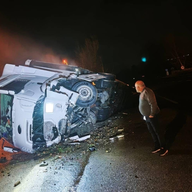 Bursa'da direksiyon hakimiyetini kaybeden tır kanala uçtu
