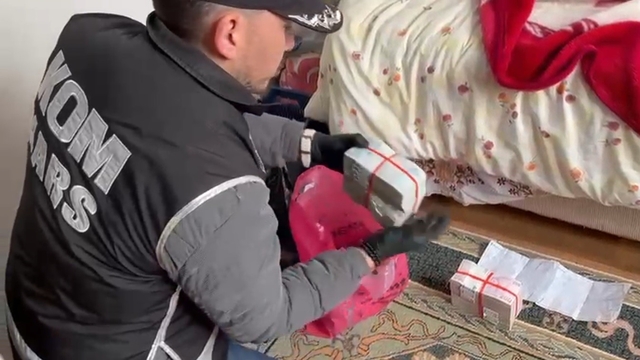 Kars'ta tefecilik operasyonu: Yatağın altından poşet poşet para çıktı