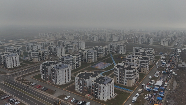 Depremzedenin evine misafir olan vatandaş: "Yurt dışında bu kadar konutun bu kadar kısa sürede yapılmasına inanılmıyor''
Diyarbakır'da deprem sırasında ve ağır hasarlı olduğu için daha sonra 5 binden fazla bina yıkıldı, yerine 17 bin konut yapıldı