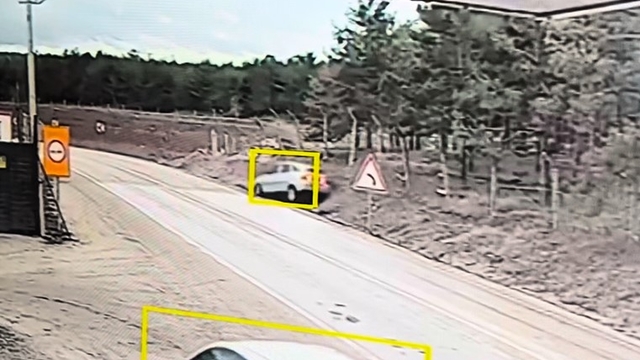 Kaygan yolda takla atan araçtaki 2 kişi yaralandı