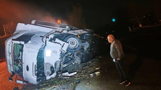 Bursa'da direksiyon hakimiyetini kaybeden tır kanala uçtu