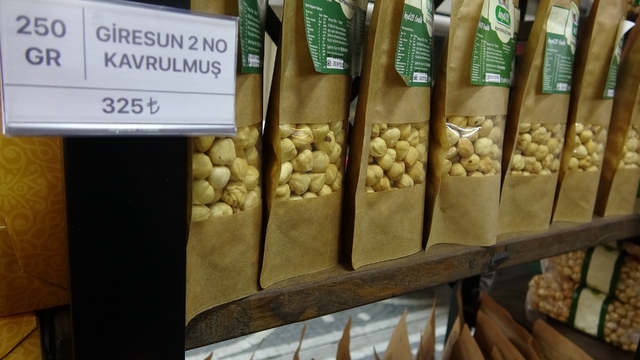 Serbest piyasada ucuzlayan fındık raflarda el yakıyor
Serbest piyasada kabuklu fındık kilogram fiyatı 250 liraya kadar gerilerken, kavrulmuş ve paketli fındığın raflardaki fiyatı bin 450 liraya kadar yükseldi
