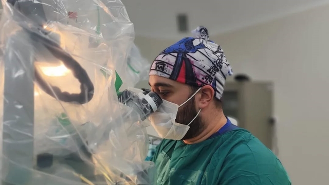 Bayburt'ta genç hastanın bel kayması ilk kez uygulanan gülen yüz tekniğiyle tedavi edildi