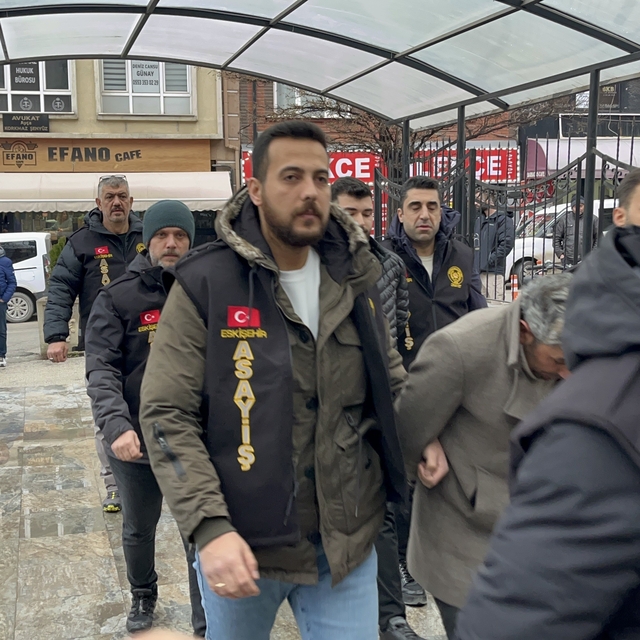 Eskişehir'de gazeteciye saldırı olayıyla alakalı yakalanan 7 şüpheli adliye...