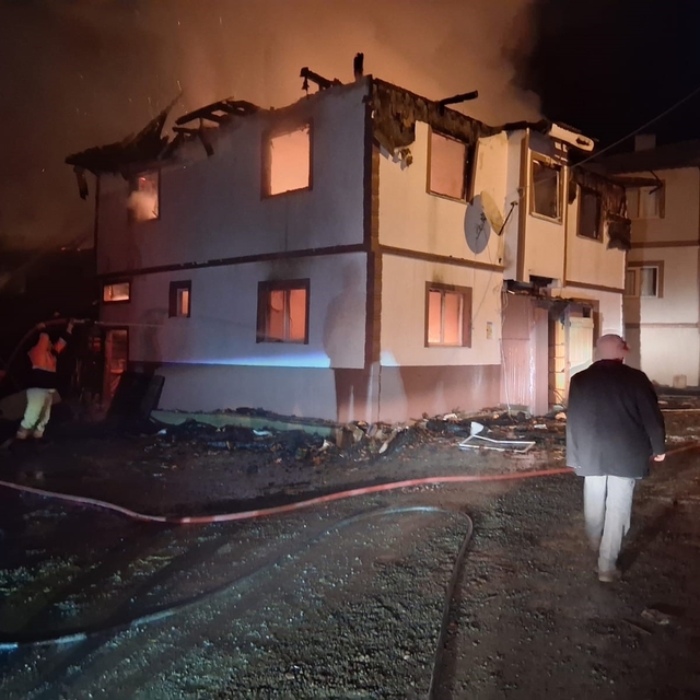 Kastamonu'da alevlere teslim olan iki katlı ev kullanılamaz hale geldi