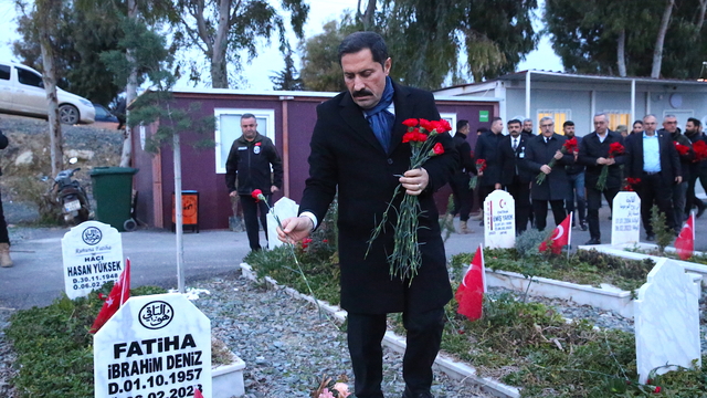 Hatay'da depremlerin yıl dönümünde mezarlık ziyaretinde bulunuldu