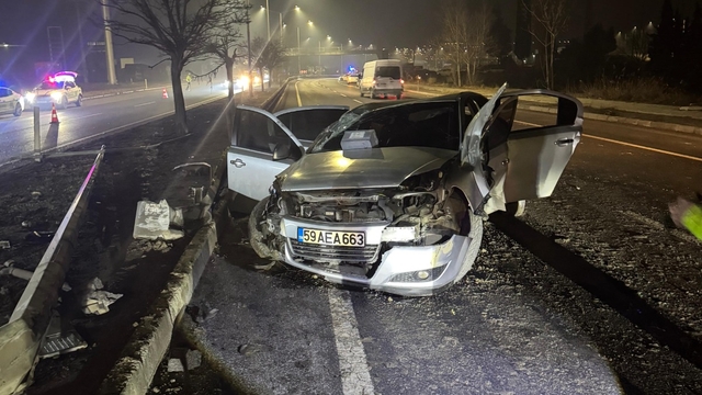 Tekirdağ'da aydınlatma direğine çarpan otomobildeki 3 kişi yaralandı