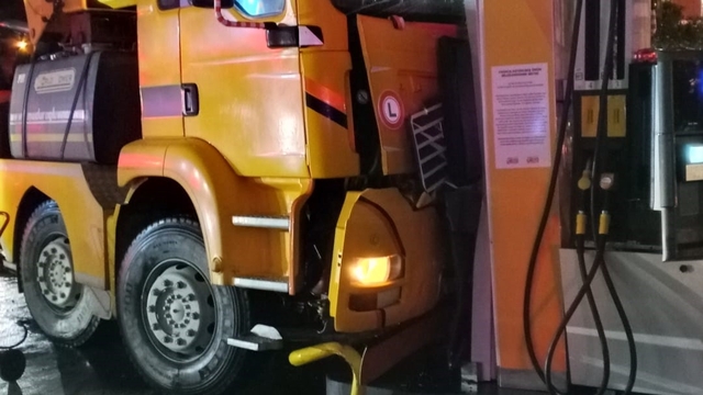 Aydın'da vinç akaryakıt istasyonuna daldı