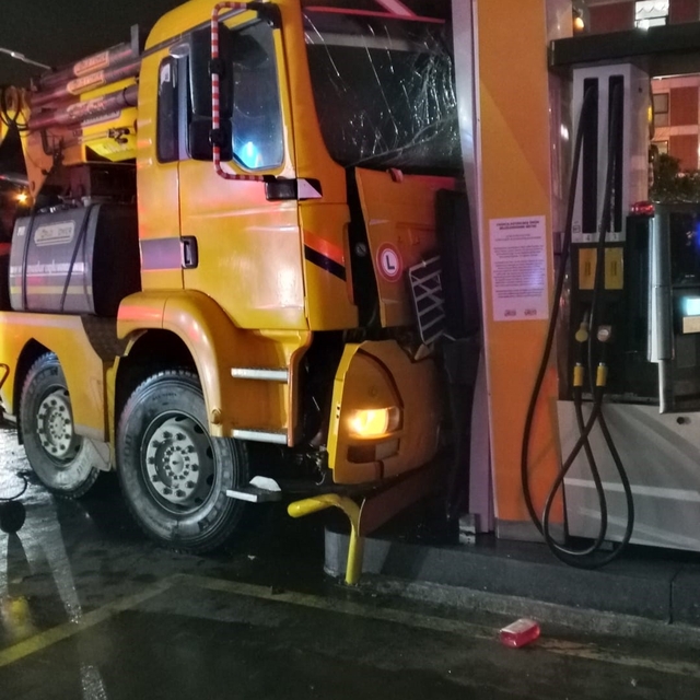 Aydın'da vinç akaryakıt istasyonuna daldı