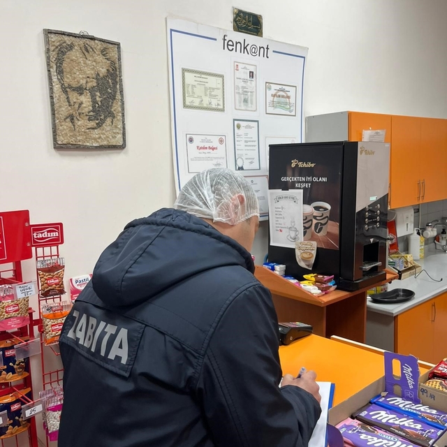 Okul kantini denetleyen zabıta son kullanama tarihi geçmiş ürünlere el koyd...