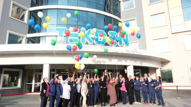 Özel Tekden Hastanesi kansere farkındalık için gökyüzünü renklendirdi
Özel Tekden Hastanesi'nde 4 Şubat Dünya Kanser Gününe özel farkındalık semineri düzenlendi