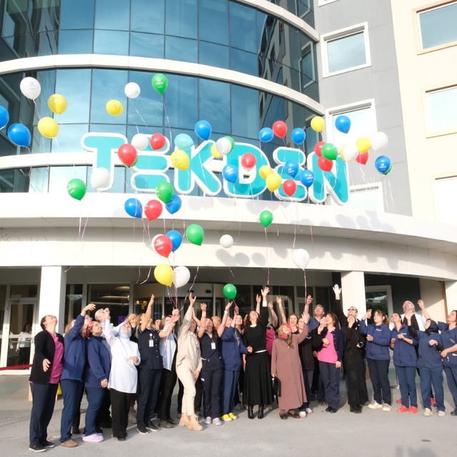 Özel Tekden Hastanesi kansere farkındalık için gökyüzünü renklendirdi
Özel...