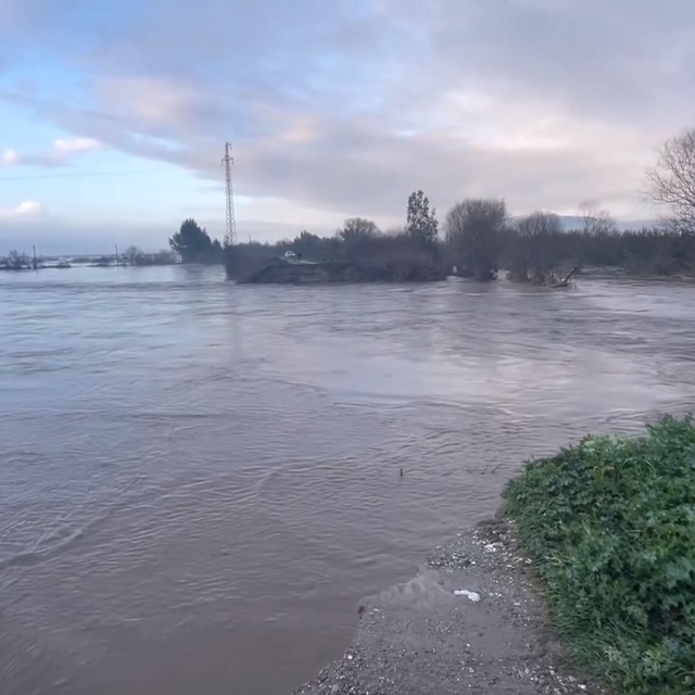 Sarıçay taştı, Bağarası'nda tarım arazileri sular altında