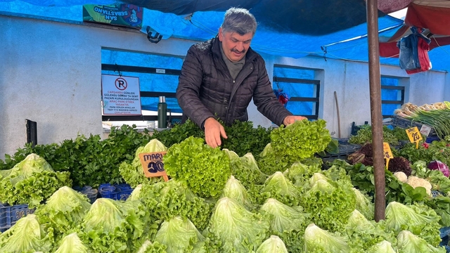 Eskişehir'de dondurucu soğuklar ve sel pazarda etiketleri vurdu
Özellikle tere, roka, maydanoz gibi ürünlerin fiyatlar iki katına çıktı
Çiftçi ve pazarcı esnafı Süleyman Buluşan;
"Yeşilliklerin bağı yerinde 15 lira, bu tamamen üretimin yetersizliğine, hava şartlarına ve iklime bağlı bir durum"