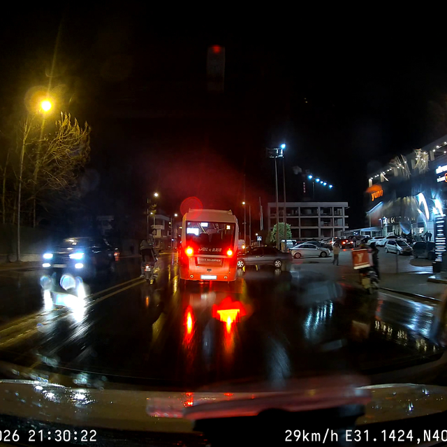 Halk otobüsünün motosiklete çarptığı kaza kamerada; 1 yaralı