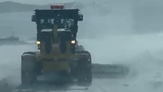 Özel İdare ekipleri tipiden kapanan yolları açmak için aralıksız çalışıyor